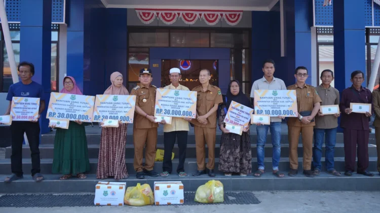 Bupati Kapuas Serahkan Bantuan untuk Korban Kebakaran di 2 Kecamatan