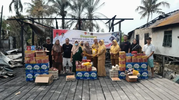 Kebakaran Hanguskan 4 Rumah, Dinsos Kobar Salurkan Bantuan Logistik