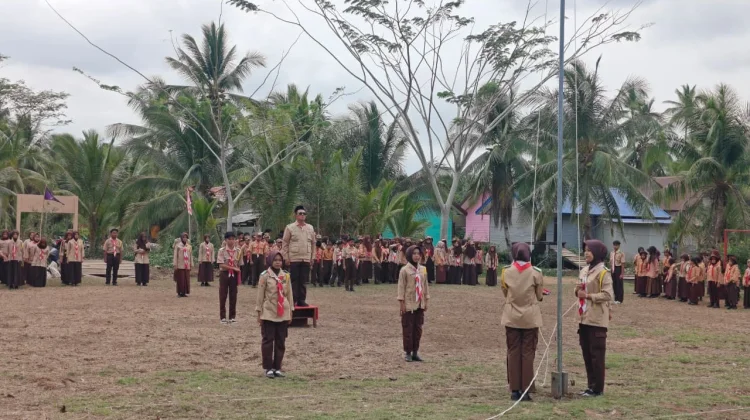 Camat Pulau Hanaut Pimpin Upacara HUT Pramuka Ke-65