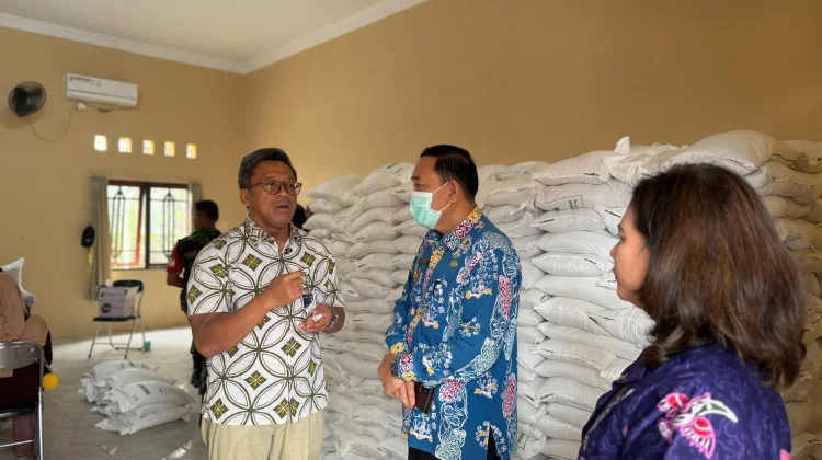 Bulog Kalteng Salurkan Bantuan Pangan, 2.262 PBP di Kelurahan Palangka Terima Beras
