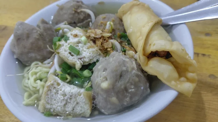Semangkuk Bakso yang Dilengkapi Pangsit Merupakan Kombinasi yang Tepat