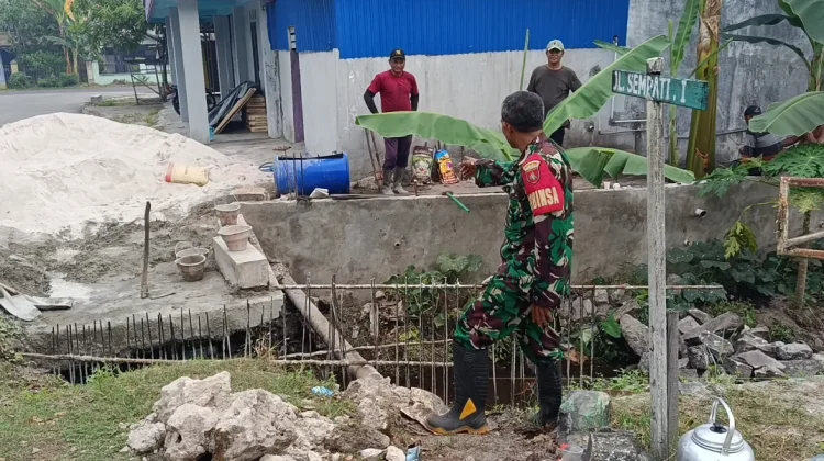 Warga Mahir Mahar Km 8 Perbaiki Jembatan Rusak Secara Swadaya