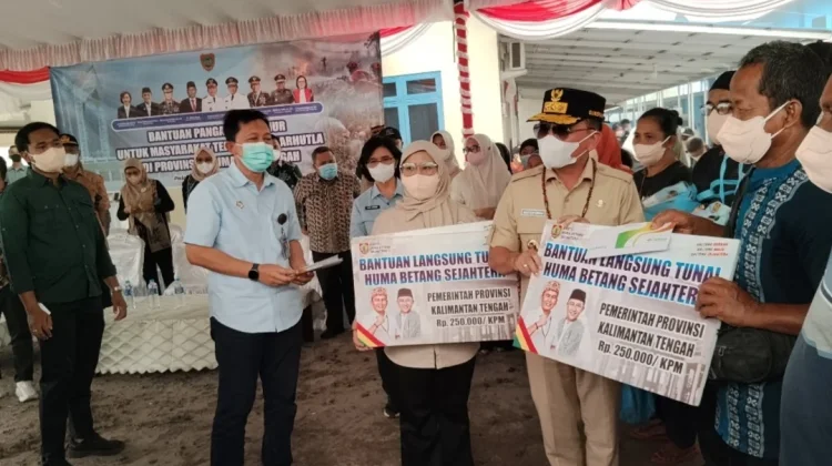 Gubernur Kalteng Salurkan Bantuan Terdampak Karhutla Kalampangan dan Mendawai