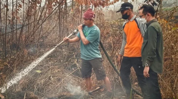 Wali Kota Palangka Raya Meninjau Pemadaman Cairan Shabodama dan X-Fire