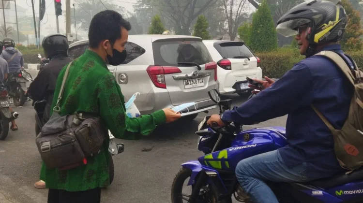 Kabut Asap, Pokja Penyuluh Agama Islam Kemenag Palangka Raya Membagikan Masker