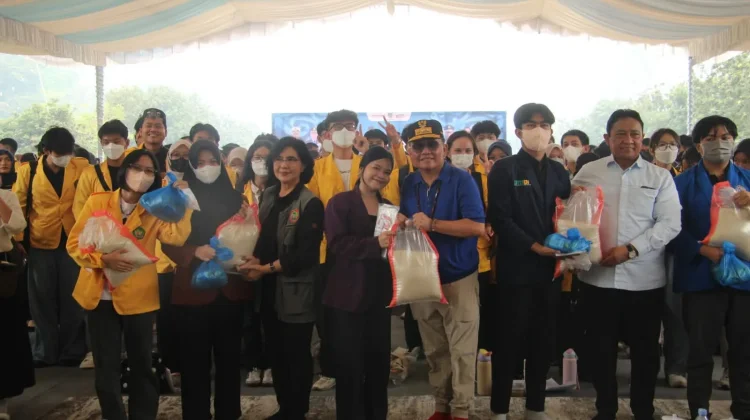 Gubernur Kalteng Beri Sembako dan Uang Tunai ke Mahasiswa Terdampak Karhutla