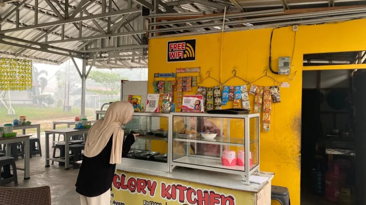 UMKM Kuliner di Kantor RRI Palangka Raya, Menarik Pengunjung untuk Berbelanja