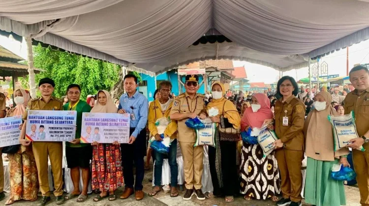 Gubernur Kalteng Salurkan Banpang dan BLT di Pelabuhan Rambang