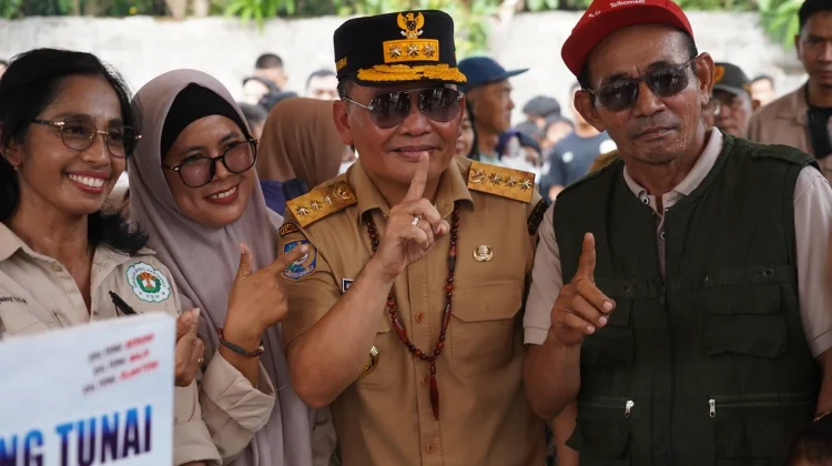 Gubernur Kalteng Salurkan Bantuan Warga Terdampak Karhutla di Pahandut