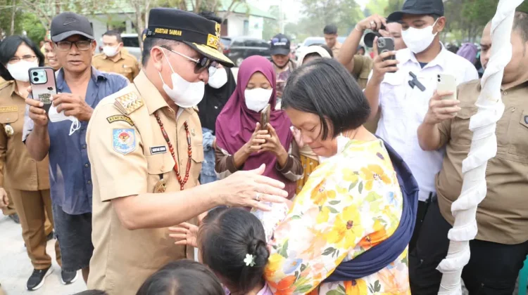 Gubernur Salurkan Bantuan untuk Warga Kereng Bangkirai
