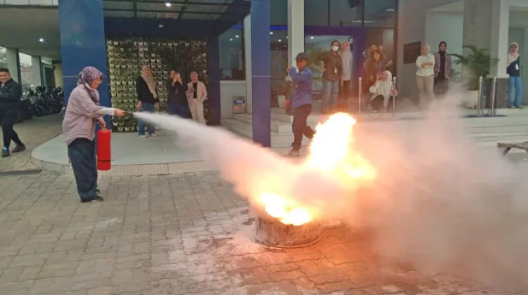 Tingkatkan Kesiapsiagaan, Damkar Kobar Gelar Simulasi di BRI Pangkalan Bun