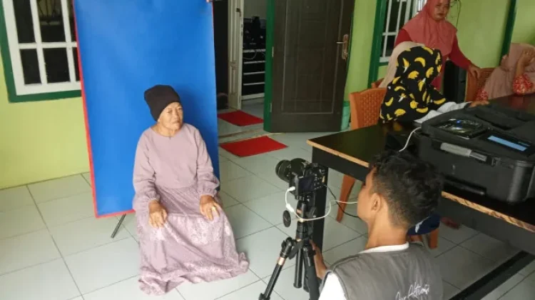 Disdukcapil Kobar Jemput Bola Adminduk, Sasar Penduduk Rentan dan ODGJ di Desa Kubu