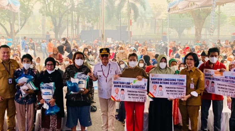 Gubernur Kalteng Salurkan Bantuan Pangan dan BLT KHBS untuk Warga Pahandut