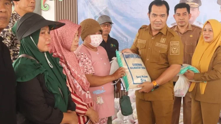 Bupati Pulang Pisau Salurkan 400 Paket Sembako bagi Warga Terdampak Karhutla
