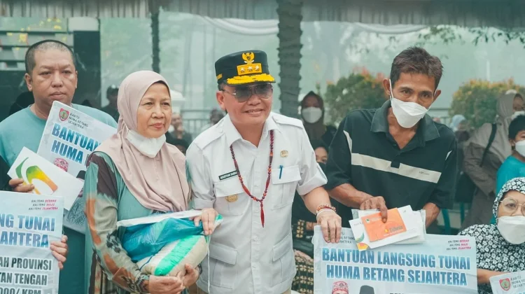 Gubernur Kalteng Salurkan Bantuan Pangan dan BLT KHBS Warga Panarung