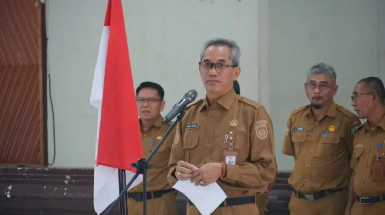Sekda Palangka Raya Menyerahkan SK Pensiun Sejumlah ASN