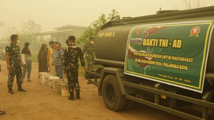 Kodim 1016 Menyalurkan Air Bersih Kepada Warga Jalan Victoria