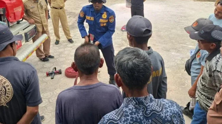 Damkar Kobar Bekali Warga Sumber Agung Keterampilan Penanganan Awal Kebakaran