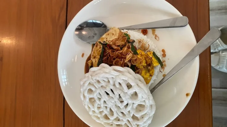 Hidangan Khas Indonesia dalam Sepiring Nasi