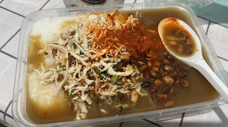 Hangat dan Gurih, Bubur Ayam Jadi Menu Favorit di Berbagai Kalangan