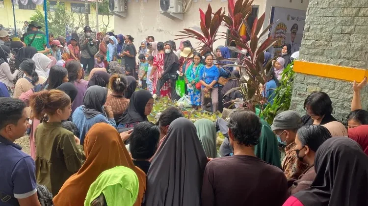 Pengunjung Operasi Pasar Murah di Kelurahan Kereng Bangkirai Membludak