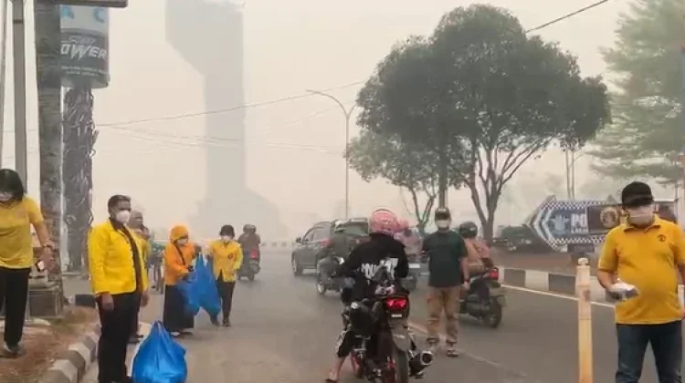 Alumni UI di Kalteng Bagikan Masker KN95 untuk Warga Palangka Raya