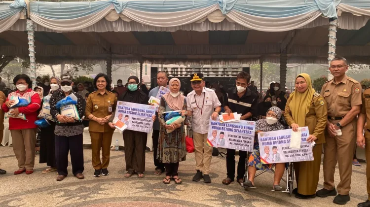 Pemko Palangka Raya Salurkan Bantuan kepada Warga Terdampak Karhutla dan KHBS