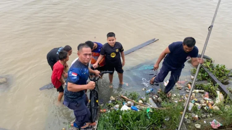 Damkar Kobar Evakuasi Sepeda Anak yang Tercebur ke Sungai di Jalan Berunai
