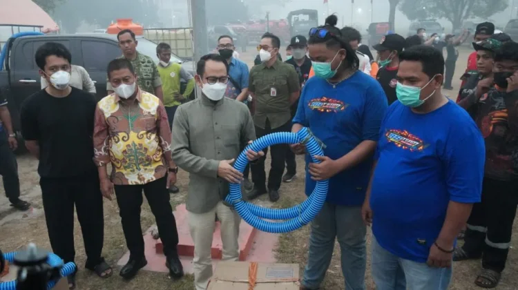 Fairid Naparin Salurkan Bantuan Sarpras Pemadaman Karhutla Kepada Relawan