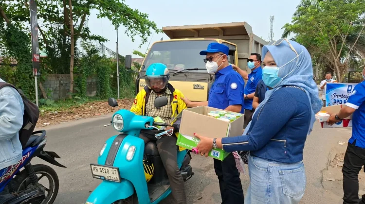 PAN Kotim Bagikan 4.000 Masker di tengah Kabut Asap