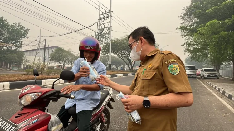 Redam Dampak Asap Karhutla, Dinkes Palangkaraya Bagikan Susu dan Masker ke Warga