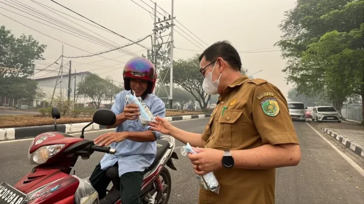 Kabut Asap Mengancam Kesehatan Warga, Dinkes Kota Palangka Raya Bagikan Masker