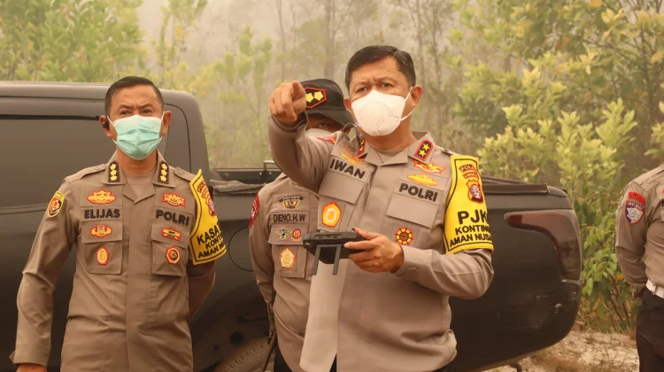 Kapolda Kalteng Meninjau Pemadaman Karhutla Jalan Tjilik Riwut Km 39