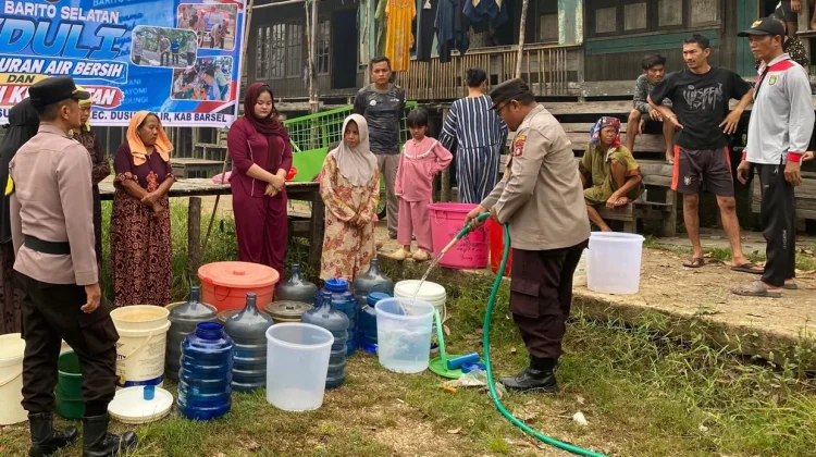 Polres Barsel Salurkan 60 Ribu Liter Air Bersih di Kecamatan Dusun Hilir