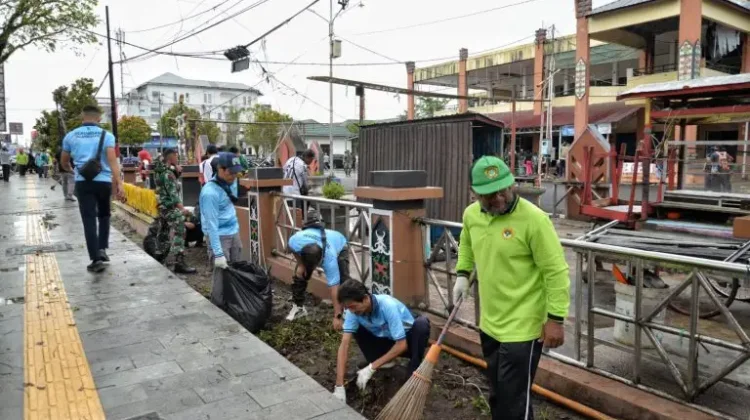 DLH Palangka Raya Gelar Gerakan Indonesia ASRI di Pasar Datah Manuah