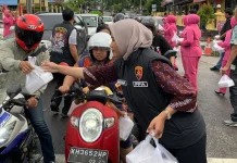 Polres Kobar Bagi Takjil Gratis, Pererat Silaturahmi dengan Masyarakat