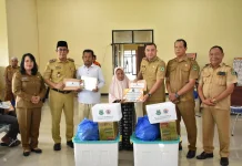 Wabup Serahkan Bantuan Tunai bagi Korban Kebakaran dan Angin Puting Beliung