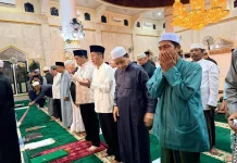 Bupati Shalahuddin Lepas Atribut Jabatan, Bersujud dalam Kesetaraan