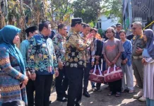 Hanguskan Dua Rumah, Bupati Barut Langsung Serahkan Bantuan