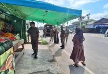 Satpol PP Kobar Tertibkan PKL di 3 Lokasi