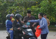 Berkah Ramadan, IJTI Kalteng dan PT Adaro Bagikan Ratusan Takjil di Palangka Raya