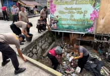 Polisi Bersih-bersih Lokasi Kebakaran Jalan Mendawai