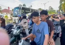 Libatkan Remaja Pembagian Takjil di Jalan Tamiang Layang