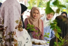 Ketua TP PKK Kapuas Sambangi Pasar Ramadan dan Taman Adipura