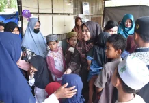 Ketua PKK Kapuas Berbagi Sembako dan Takjil untuk Anak Yatim