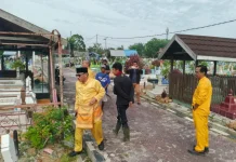 Pastikan Peziarah Nyaman, Dinas Perkimtan Kobar Bersihkan Area Pemakaman Umum