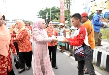 DWP Kabupaten Kapuas Bagikan Ratusan Paket Takjil Gratis untuk Masyarakat