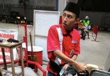Momen Ramadan, Petugas SPBU Tjilik Riwut Seragam Pakai Peci saat Bertugas