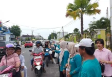 Peringati HKG ke-54, TP PKK Kobar Bagikan Sembako dan Takjil ke Warga