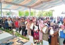 Ribuan Warga di Palangka Raya Padati Rujab Gubernur Terima Banpres dan KHBS